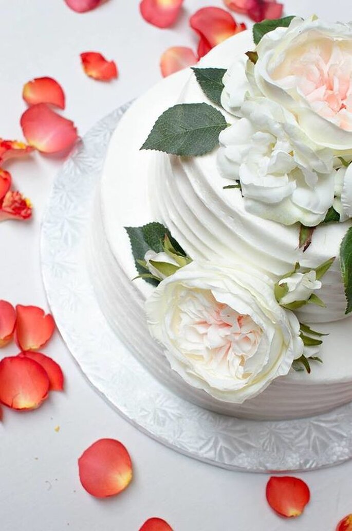 torta nuziale Bonton Eventi, decorata con fiori e petali