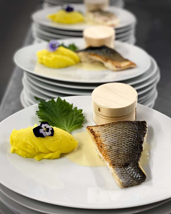 Plat à base de poisson servi à un mariage par Entre Mets et Fragrances