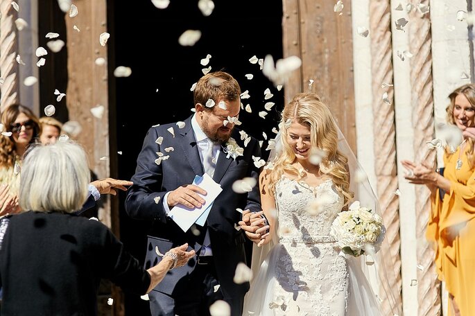 coppia di sposi all'uscita della chiesa con lancio di petali