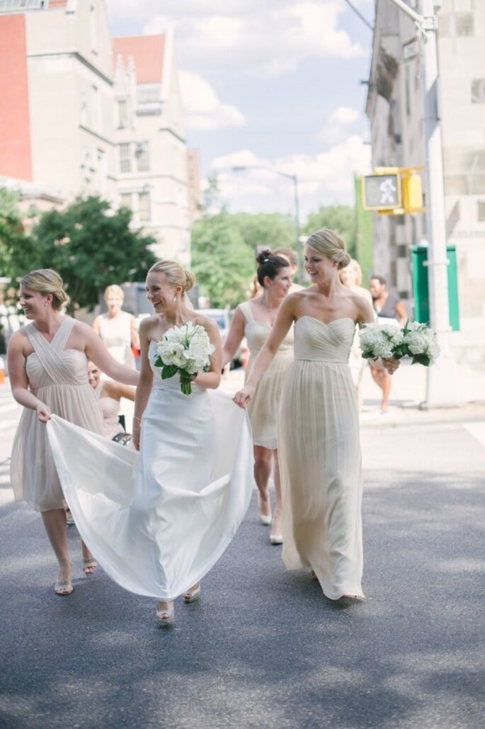 Tus damas de boda con vestidos en colores neutros - Foto Paul Francis Photography