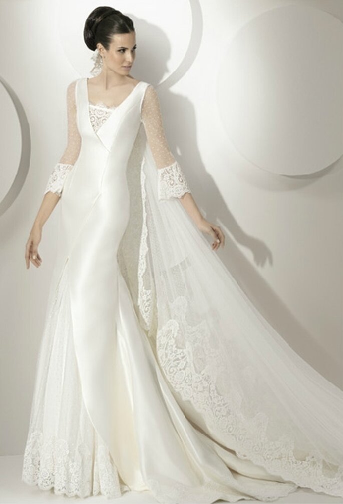 Vestido de novia de corte sirena, escote en V con encaje, manga 3/4, falda con abertura al frente. By Franc Sarabia