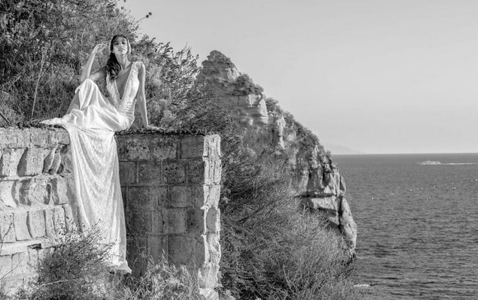 Foto in bianco e nero di sposa con il suo splendido abito