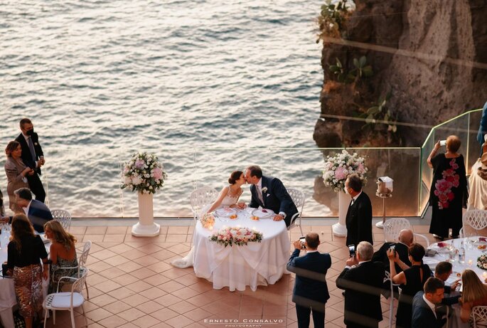 il tavolo degli sposi a picco sul mare