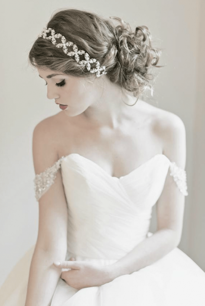 Diadema elegante con pedrería para novia y peinado en chongo bajo - Foto Enchanted Atelier