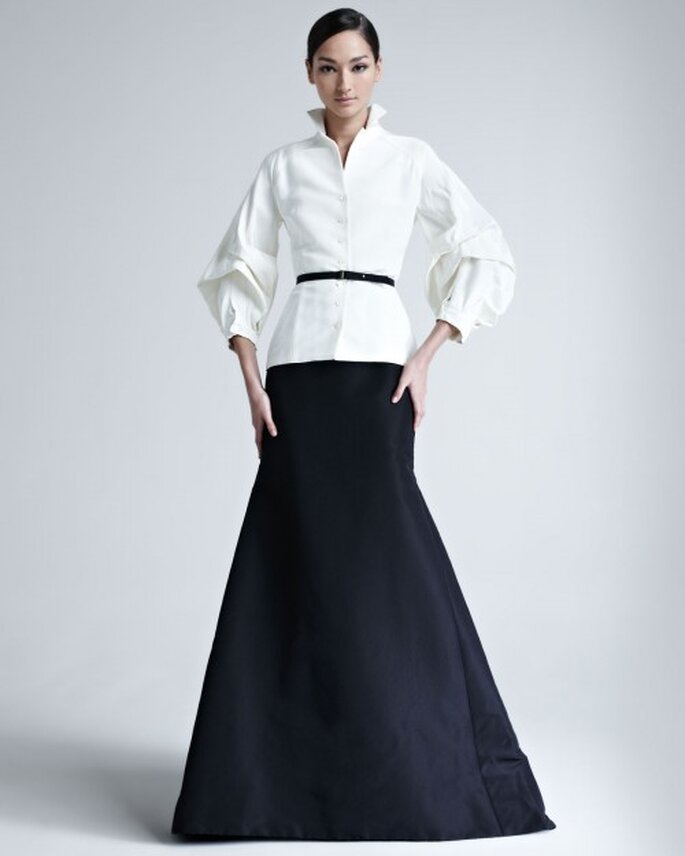 Vestido de fiesta elegante en color negro con chaqueta a juego en color blanco y cinturón - Foto Bergdorf Goodman