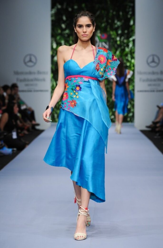 Vestido de fiesta en color azul con rebozo de bordados artesanales multicolor - Foto Mercedes Benz Fashion Week México