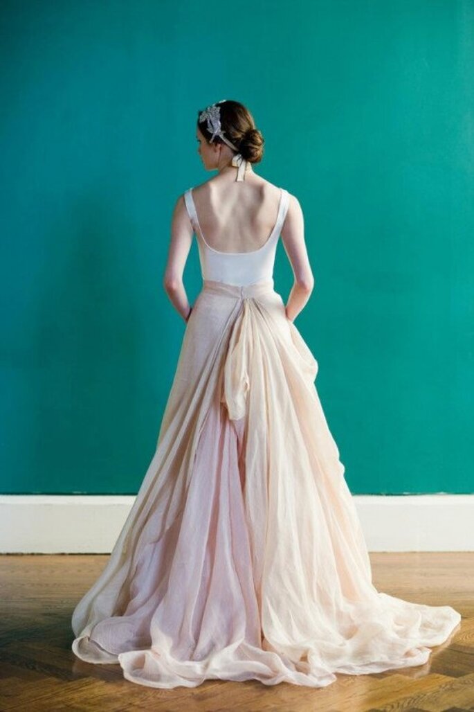 Detalle de un vestido de novia largo en colores claros - Foto Carol Hannah