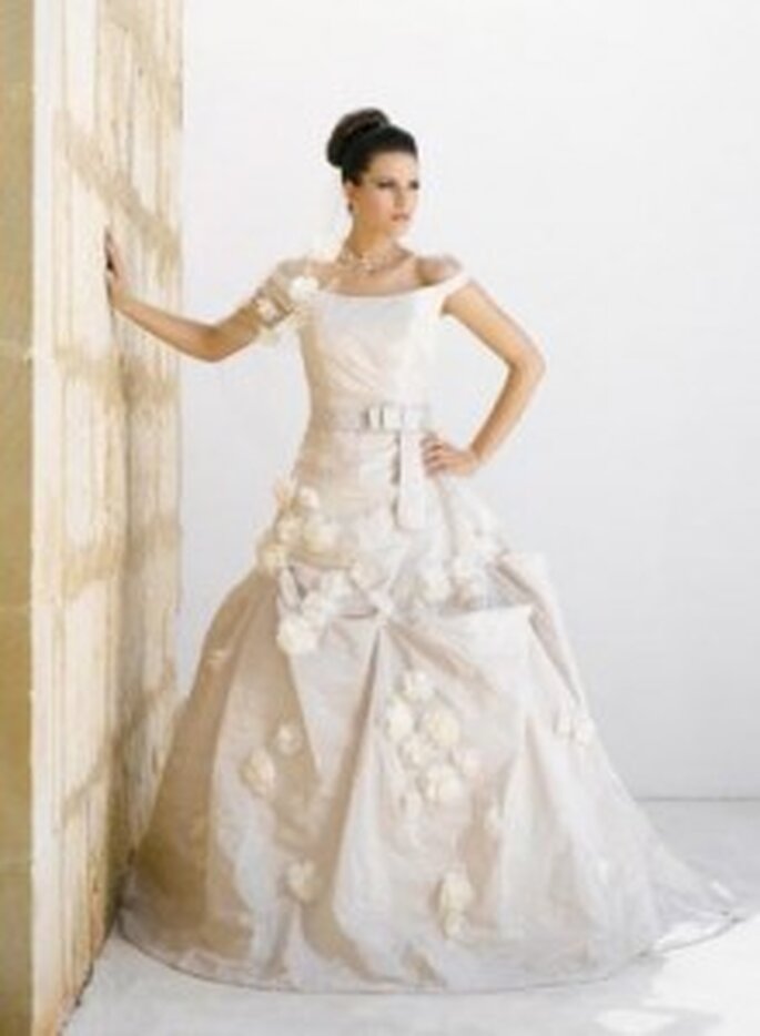Weise 2010 Couture - Weites Taftkleid in ivory mit U-Boot-Ausschnitt, viele große Blumenapplikationen, mit Gürtel