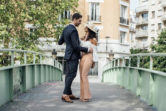 Deux mariés sur un pont 
