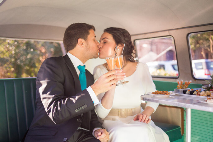 Casal brindando e beijando dentro do carro