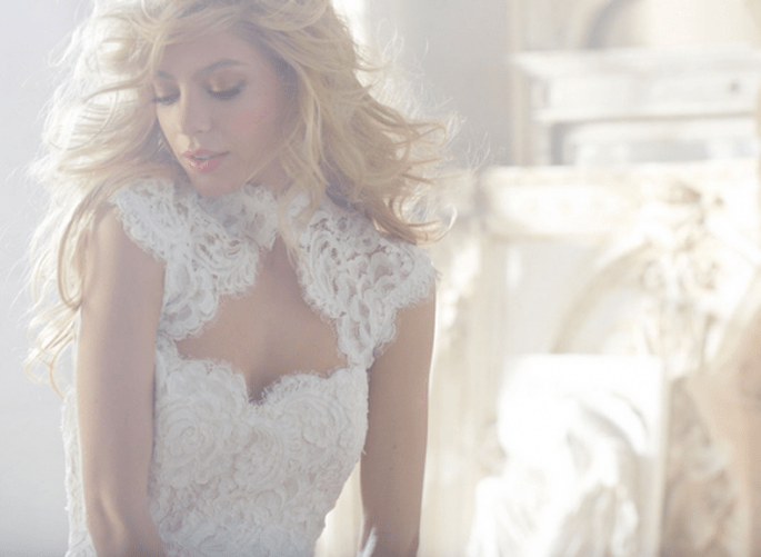 Vestido de novia en color blanco con escote asimétrico y confecciones con encaje - Foto Hailey Paige en JLM Couture