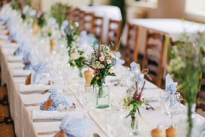 Dekoracja na stół weselny z niskich bukietów kwiatów
