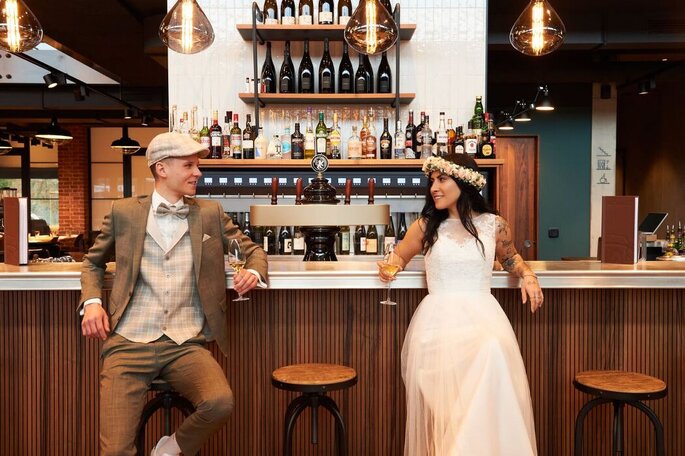 Brautpaar am Tresen einer Bar, fotografiert von Jasmin Himmel