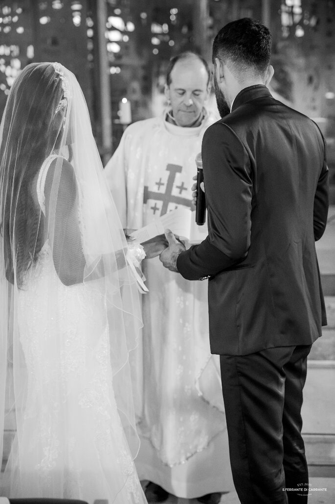 des mariés prononcent un discours devant un prêtre - Bbeautiful Prestige 