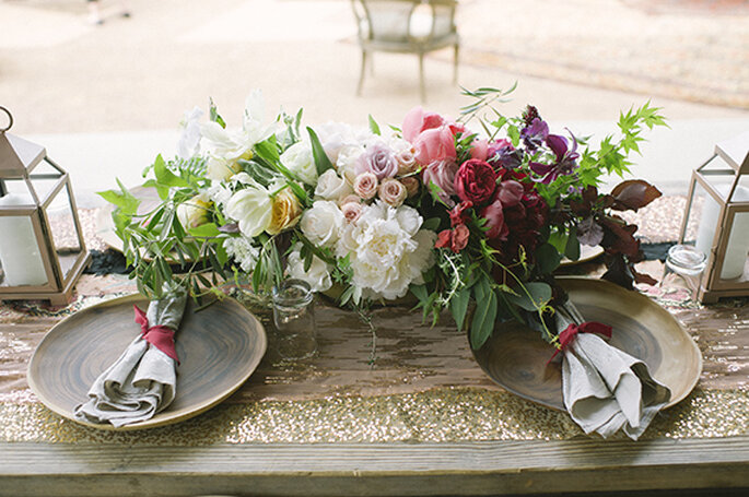 Centros de mesa con flores en colores neutros e intensos - Foto Brooke Schwab