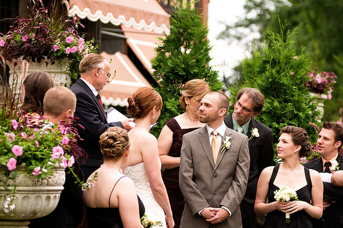 Ceremonia en un jardín. Foto: Corey Balazowich