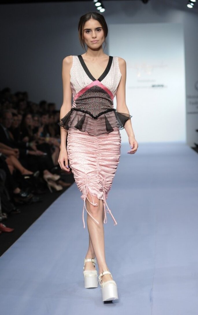 Vestido de fiesta en color rosa pastel con detalle peplum y frunces en la falda - Foto Mercedes Benz Fashion Week México