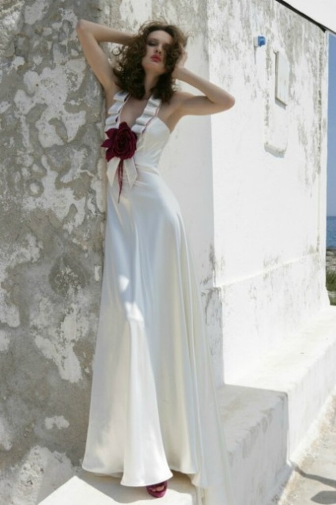 Vestido de novia 2012, seda con escote en V y adorno floral