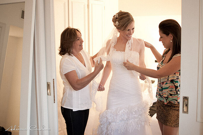 Enfiler sa robe de mariée chez soi, quoi de plus confortable ? Photo: Adriana Carolina