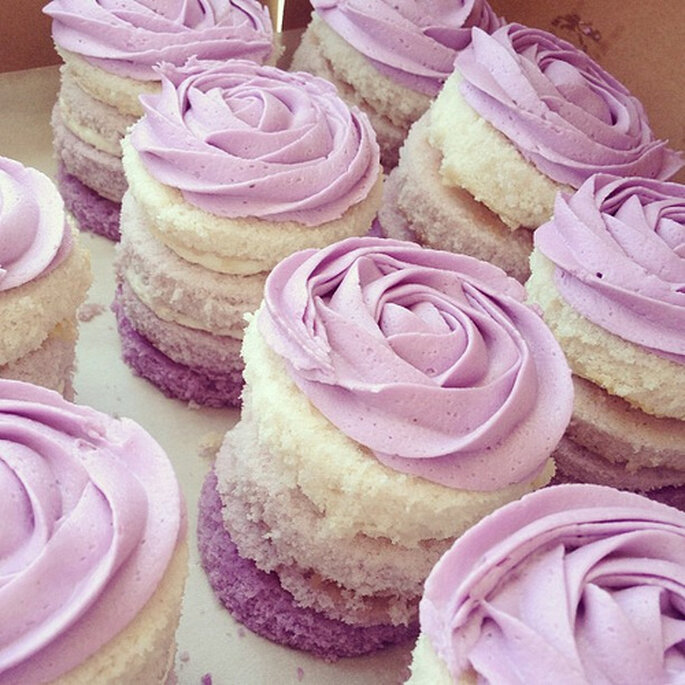 Cupcakes lila para boda. Foto: Meringue Bake Shop