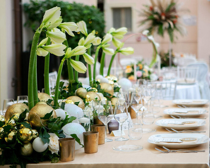 tavolo con i fiori bianchi