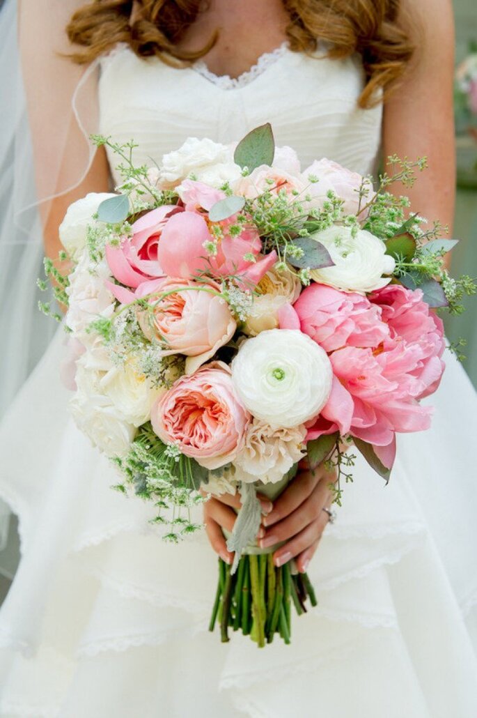 Hermosas peonías en tu ramo de novia - Foto L Hewitt Photography