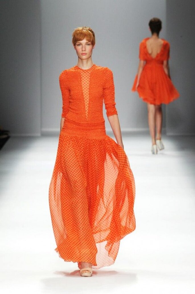 Vestido de fiesta largo en color naranja intenso - Foto Cacharel