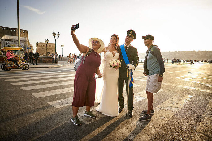 sposi selfie con turisti
