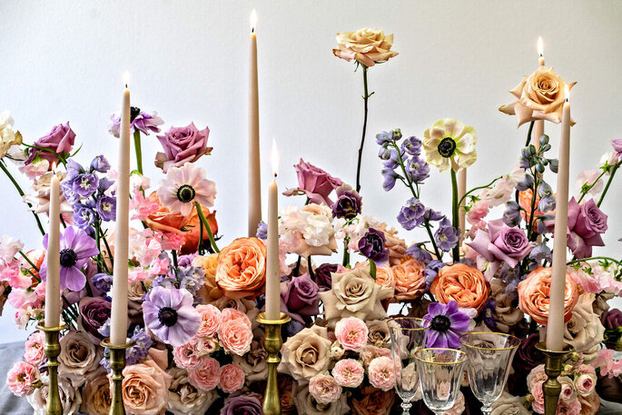 Composizione floreale e candele suggestive