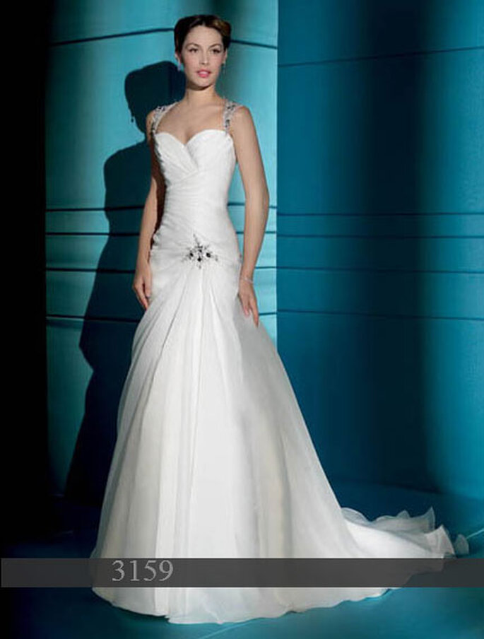 Robe de mariée Demetrios 2011 : Satin et organza - décolleté coeur dans le dos