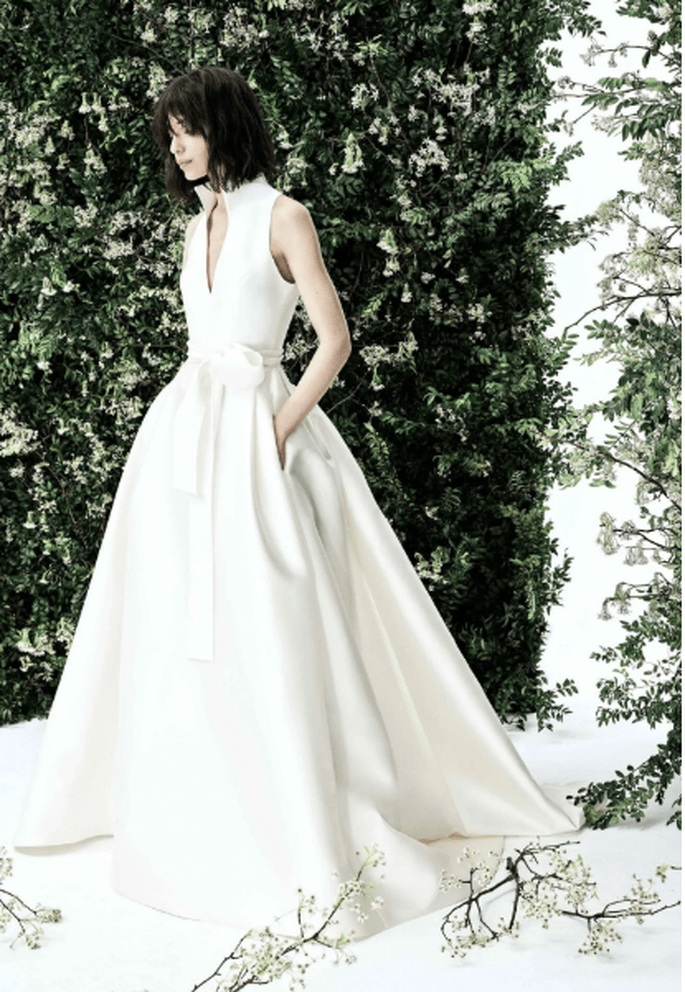 Vestido de noiva princesa simples, reto e em tecido liso.