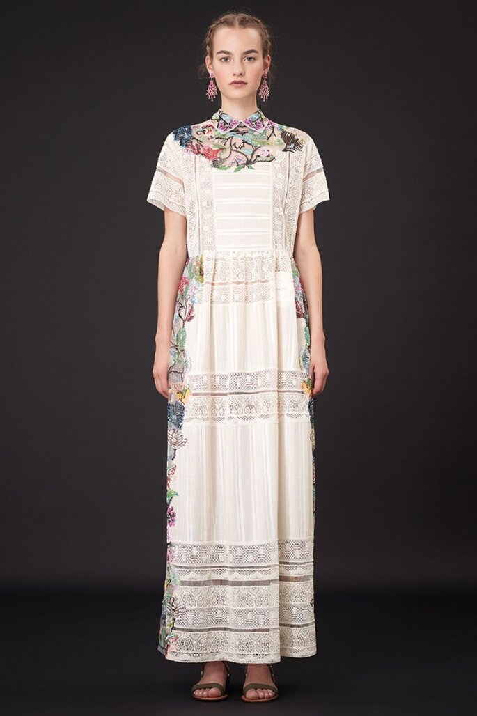 Vestido de fiesta 2015 en color blanco con tejidos de estética tehuana y motivos coloridos como detalles - Foto Valentino
