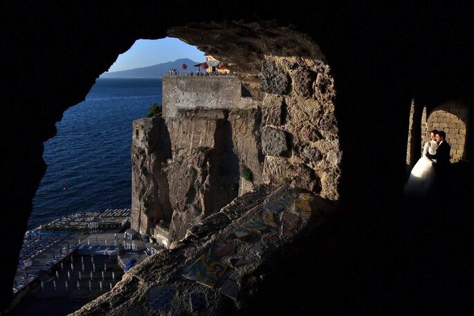 gli sposi sulla scogliera sul mare