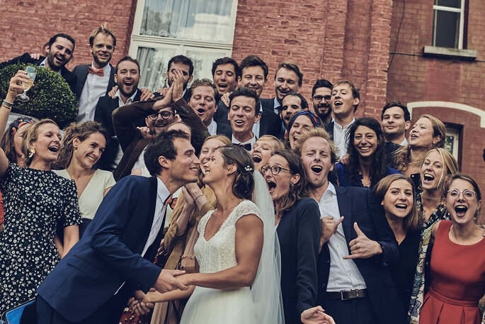 Photo humoristique des mariés et leurs amis