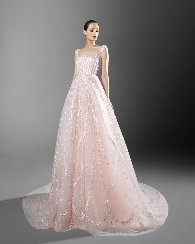 Robe de mariée de couleur avec un col bateau rose poudré 