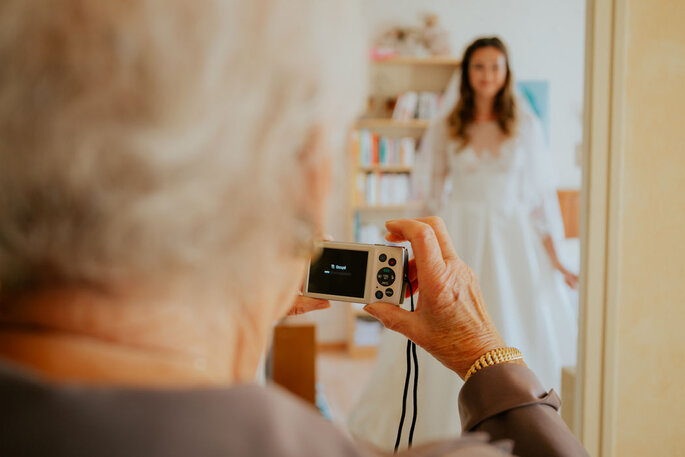 Une mariée prise en photo par sa grand-mère