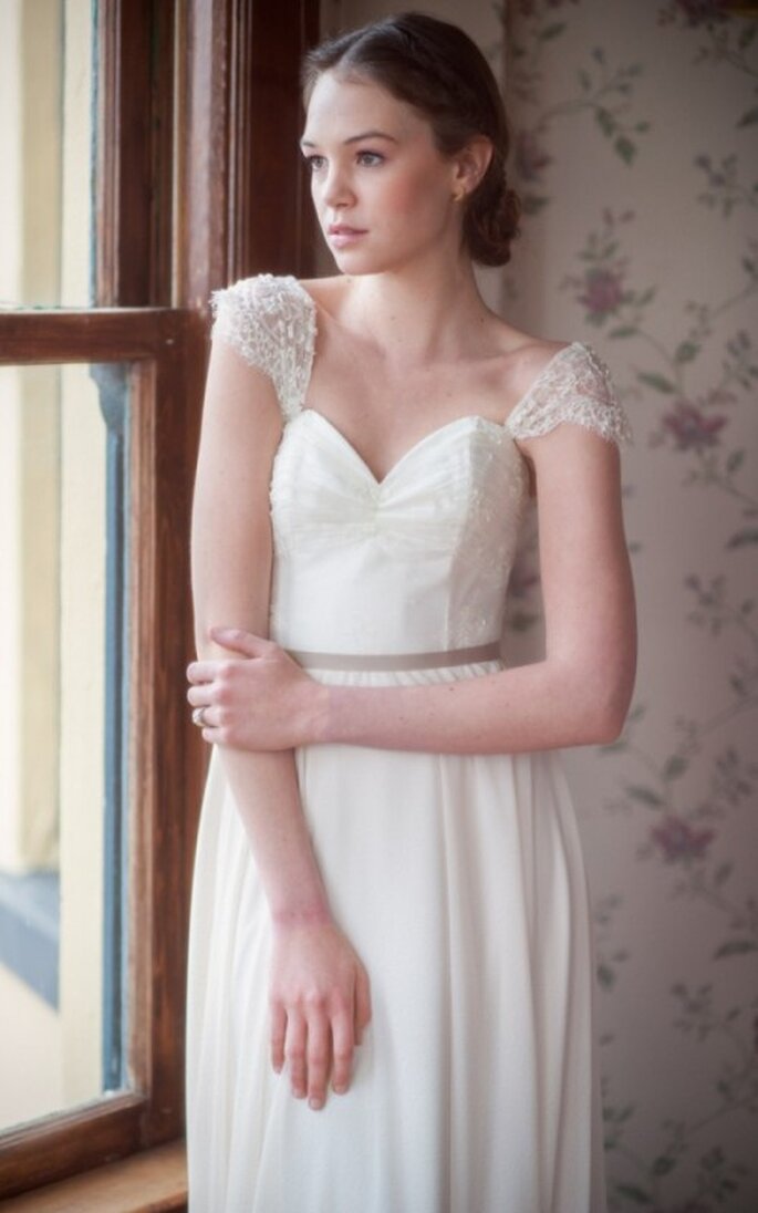 Vestido de novia con mangas corta y lazo en la cintura - Foto Blush Wedding Photography