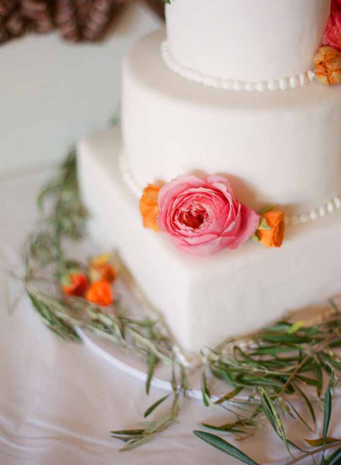 Una boda casual elegante en coral y naranja muy original. Foto: Esther Sun 