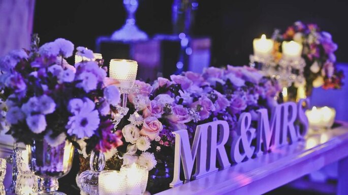 mesa decorada flores y velas