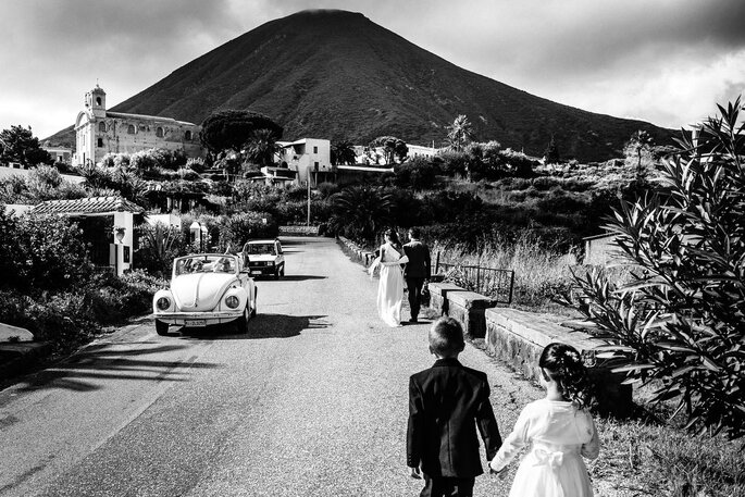 strada siciliana, auto, sposi, montagna, bianco e nero