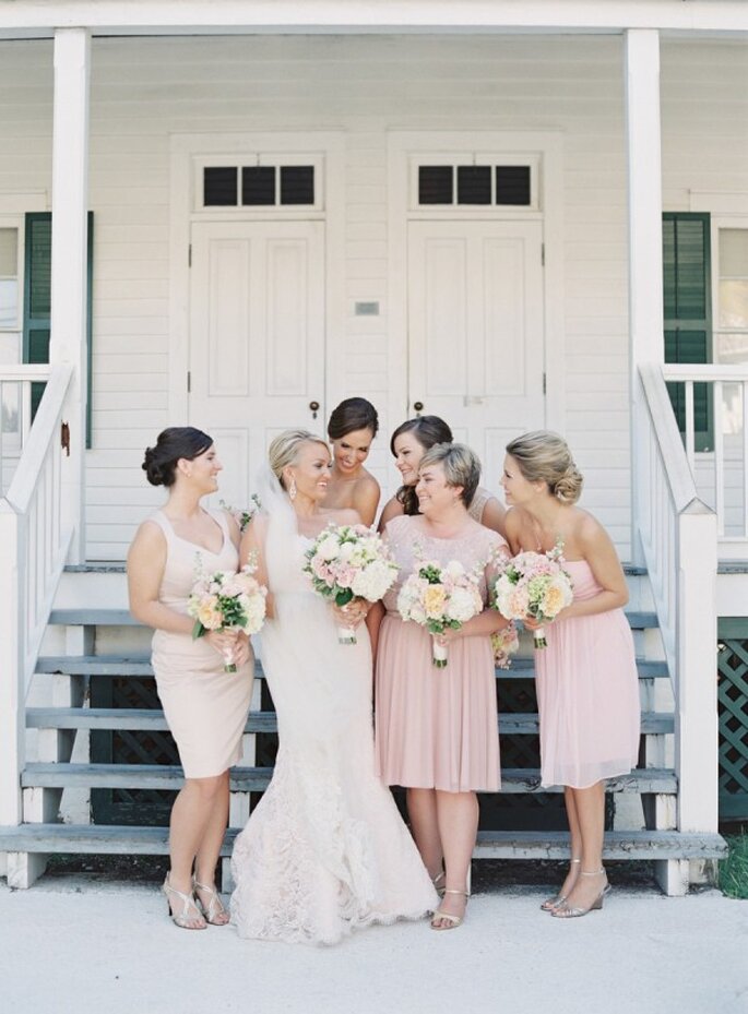 Vestidos en colores neutros para tus damas de boda - Foto Jessica Lorren Photography