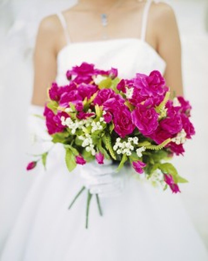 Um bouquet de noiva de flores e cores variadas