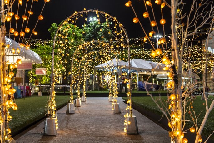 15 Ideas para poner luces como gran decoración en tu boda