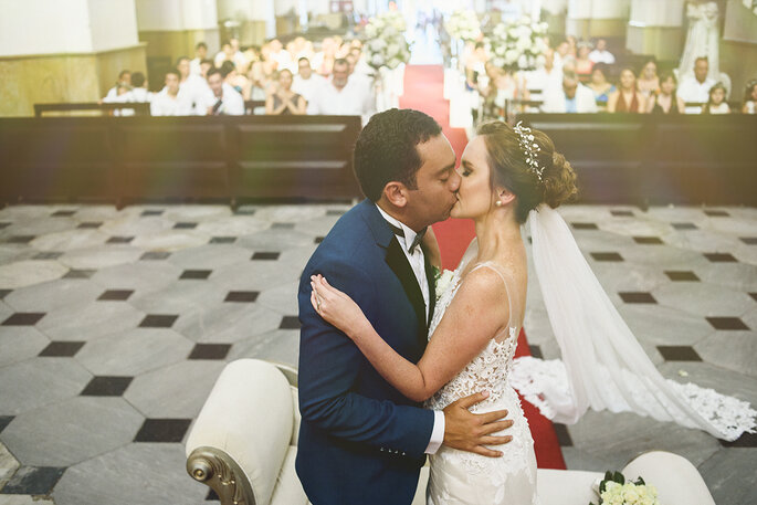 Recién casados se dan un beso en la iglesia