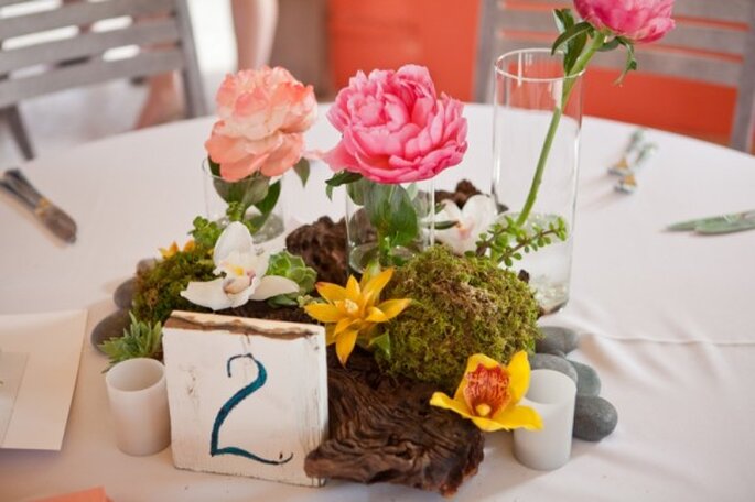 Boda divertida en la playa con detalles en color naranja y rosa - Foto Thompson Photography Group