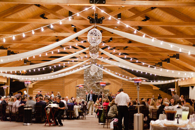 Ideas para la iluminación en una boda country. Foto: Jeff Sampson Photography