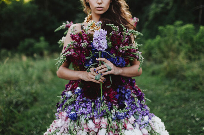 Un vestido precioso hecho con flores naturales - With Love & Embers
