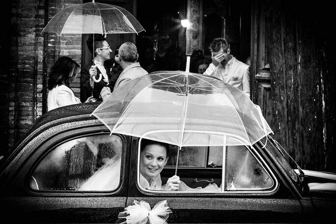 sposa con l'ombrello