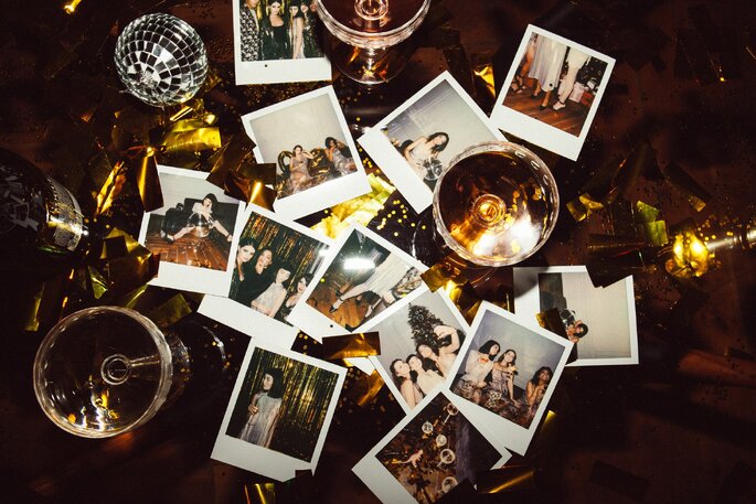 Polaroidy z imprezy i kieliszki z szampanem na stole 