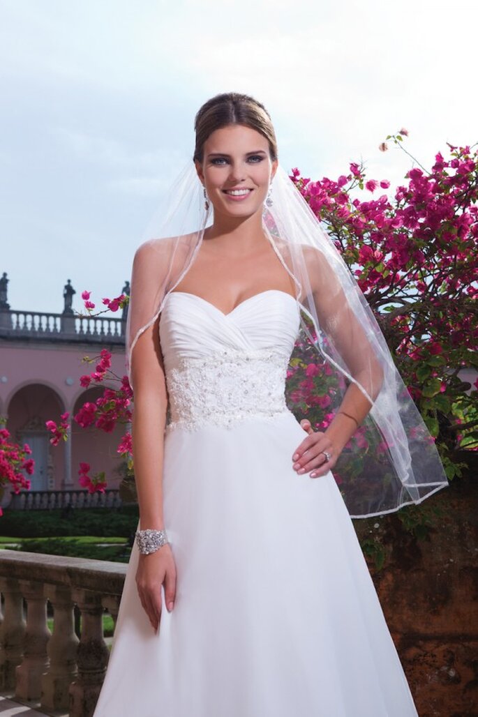 Bezauberndes Brautkleid mit Strass in der Kollektion 2015 von Sweetheart Colección 201